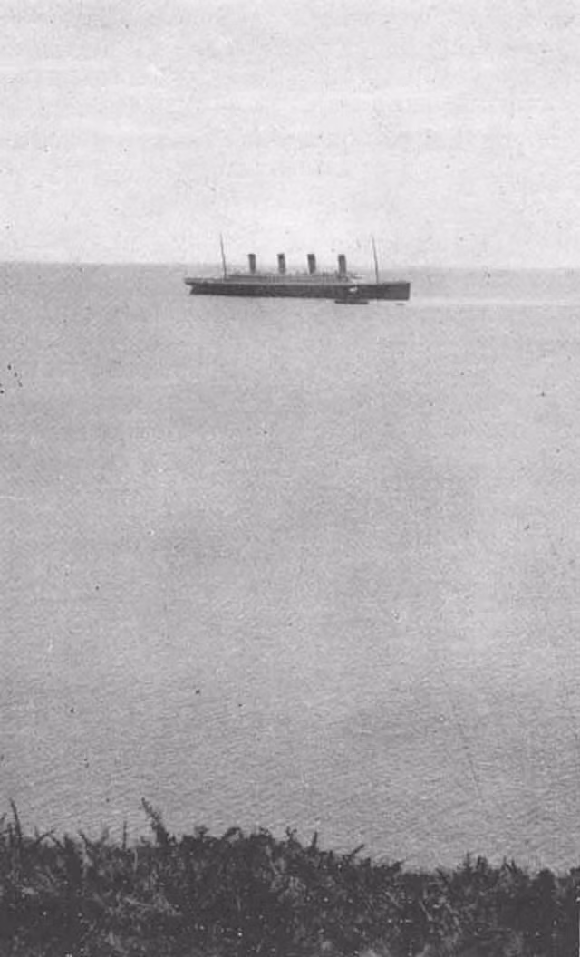 Trước khi gặp nạn, John Morrogh chụp được bức ảnh cuối cùng về tàu Titanic (trong ảnh). Hình ảnh con tàu được chụp tại Crosshaven, County Cork, Ireland vào tháng 4/1912.