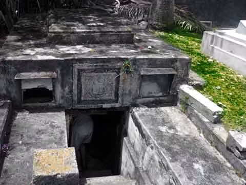 Kể từ đó đến nay, các nhà điều tra vẫn chưa tìm ra lời giải cho những bí ẩn về các cỗ quan tài biết... đi trong hầm mộ của gia tộc Chase.
