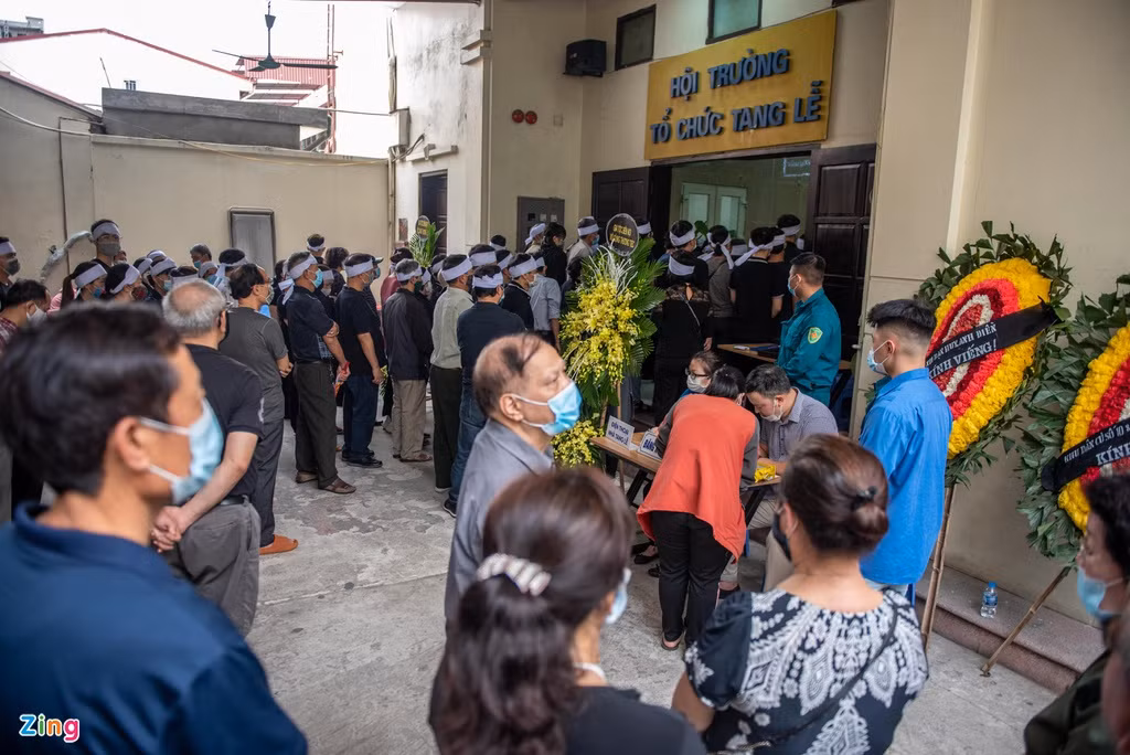 Nhà tang lễ đón từng đoàn người vào viếng. Trước khi vào hội trường, khuôn mặt ai cũng trĩu nặng. Sau khi đi qua nơi đặt 4 cỗ quan tài, mắt ai cũng đỏ hoe, nhiều người bật khóc nức nở.