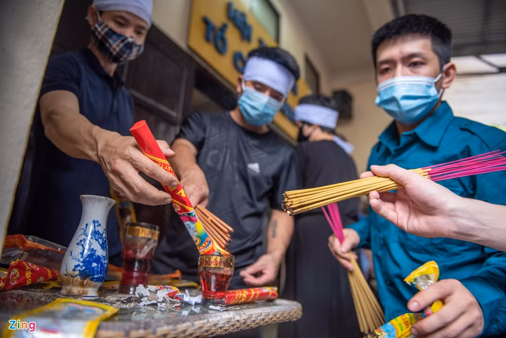 Chiều 4/4, tang lễ các nạn nhân trong vụ cháy nhà tại phố Tôn Đức Thắng được tổ chức tại nhà tang lễ Bệnh viện Đa khoa quận Đống Đa, Hà Nội. Ban tổ chức tang lễ cho biết đây là lần đầu họ tổ chức lễ tang cho 4 người cùng một lúc. Số lượng người đến viếng chiều nay khá đông.