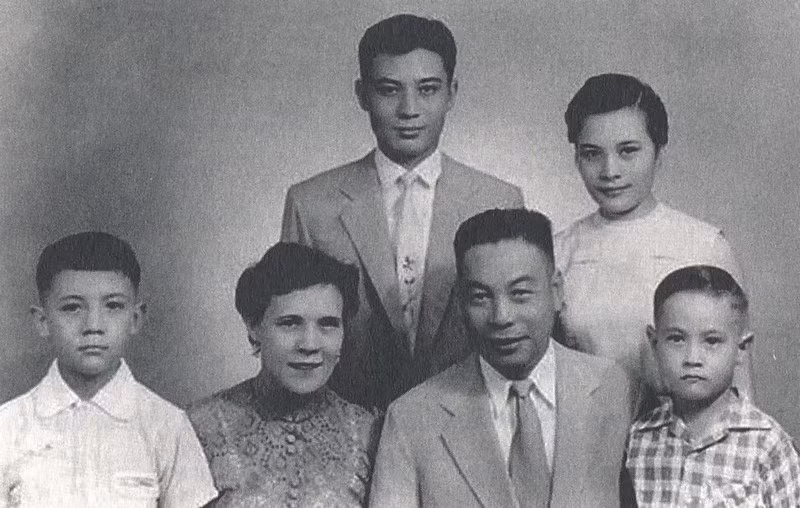 Thậm chí, khi Tưởng Kinh Quốc lên 3 tuổi, Tưởng Giới Thạch đưa một phụ nữ khác về nhà. Kể từ lúc đó, cuộc hôn nhân giữa hai người chỉ còn trên danh nghĩa.