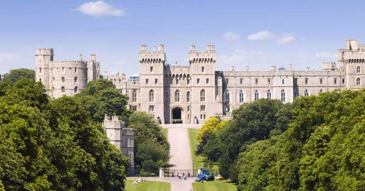 Không chỉ một, lâu đài Windsor được cho là bị ma ám bởi nhiều hồn ma. Trong số này, một số người kể rằng bắt gặp hồn ma của Vua Henry VIII, Vua George III hay Nữ hoàng Elizabeth I...