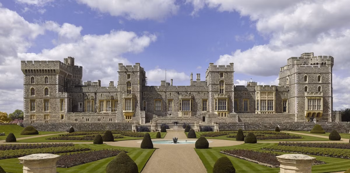 Một lâu đài nổi tiếng nước Anh được nhiều người biết đến là Windsor. Nằm tại Berkshire, lâu đài này là một trong những tài sản thuộc sở hữu của Hoàng gia Anh trong nhiều thế kỷ qua.