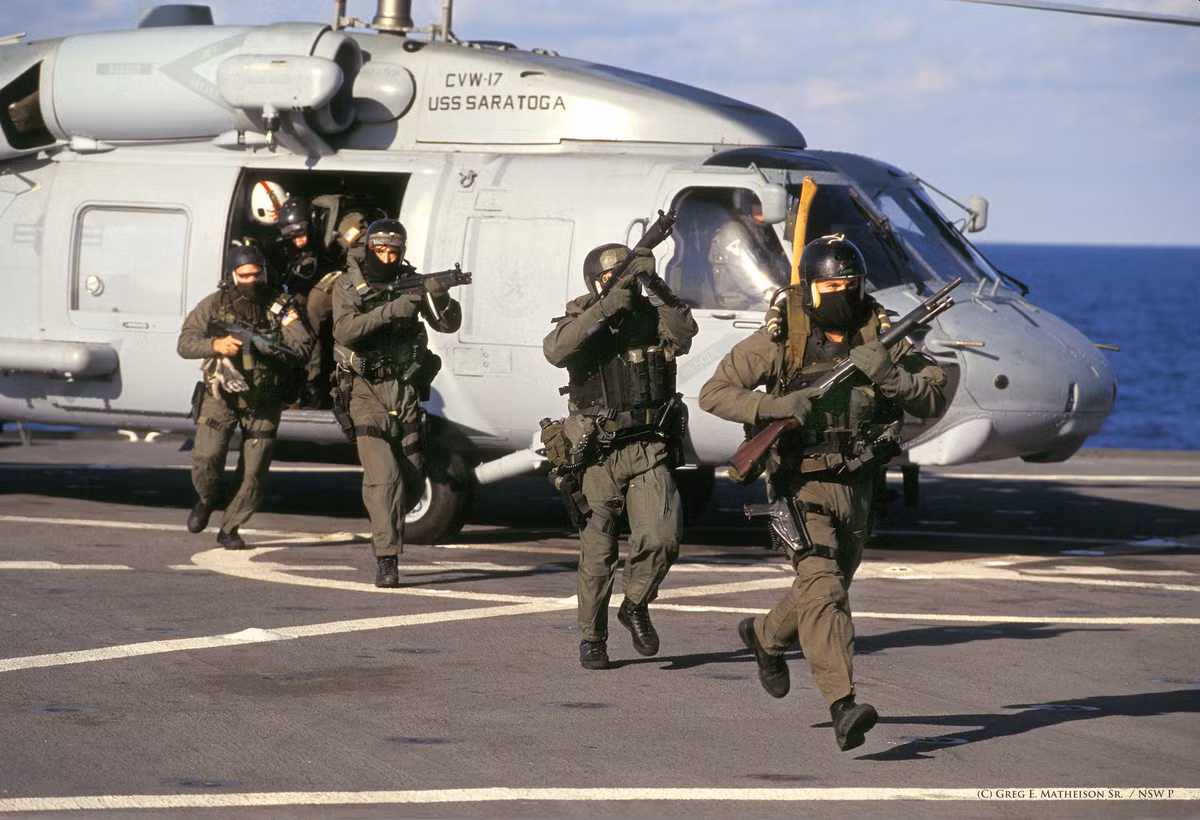 Để trở thành thành viên SEAL Team 6, mỗi người phải nộp hồ sơ ứng tuyển. Kế đến, hồ sơ, thông tin cá nhân của từng người sẽ được dán trên tường ở hành lang để từng thành viên SEAL Team 6 quyết định có đồng ý cho họ gia nhập đơn vị hay không.