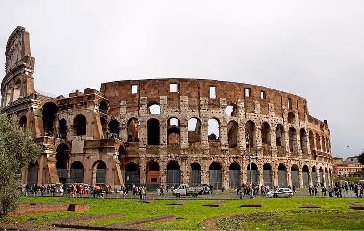 Đấu trường La Mã ở Italy là địa điểm du lịch nổi tiếng thế giới. Được xây dựng từ thời La Mã cổ đại, mỗi năm có khoảng 6 triệu du khách ghé thăm nơi này.