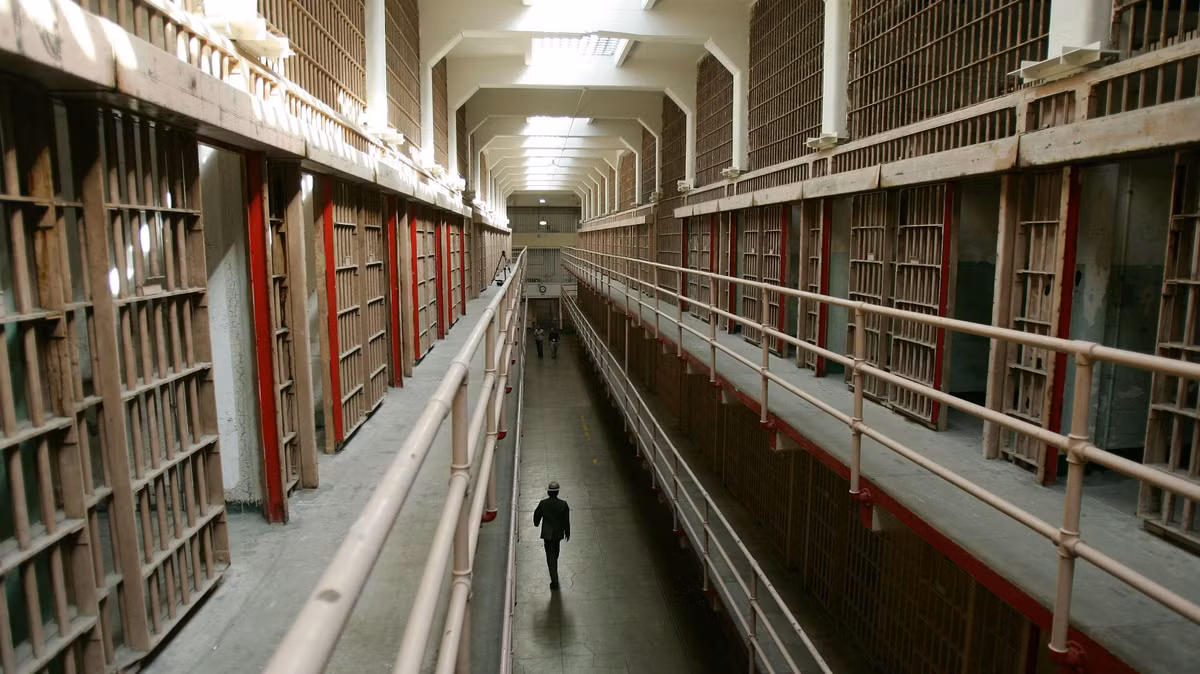 Vụ vượt ngục táo tợn nhất xảy ra ở nhà tù Alcatraz diễn ra vào ngày 11/6/1962. Khi ấy, 3 tù nhân gồm: Frank Morris và hai anh em John và Clarence Anglin lên kế hoạch và thực hiện vụ vượt ngục.