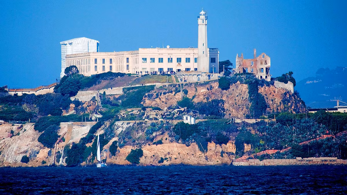 Nhà tù Alcatraz kiên cố nằm cô lập giữ vùng nước lạnh và dòng chảy mạnh của vịnh San Francisco. Trại giam tù nhân này nằm cách đất liền hơn 2 km.