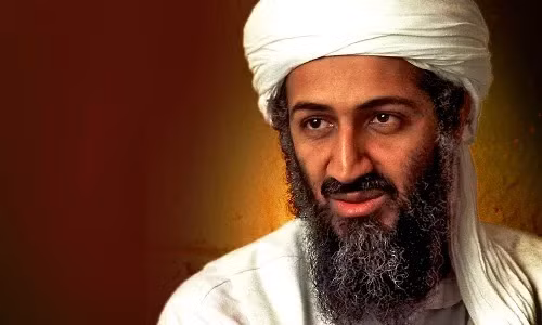  Trùm khủng bố Osama bin Laden là một trong những tên tội phạm nguy hiểm nhất bị Mỹ truy lùng gắt gao. Sở dĩ như vậy vì y đứng đầu mạng lưới khủng bố al-Qaeda đã gây ra vụ khủng bố 11/9/2001 đẫm máu ở Mỹ khiến hàng nghìn người thương vong.