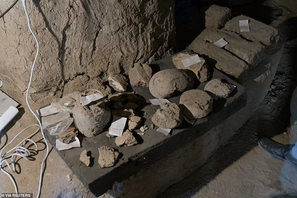 Nhiều cổ vật giá trị như đồ trang sức, đồ gốm màu, bùa hộ mệnh hình bọ hung và gạch bùn có hình con dấu của pharaoh Amenhotep III... cũng được tìm thấy tại"thành phố vàng mất tích" này.