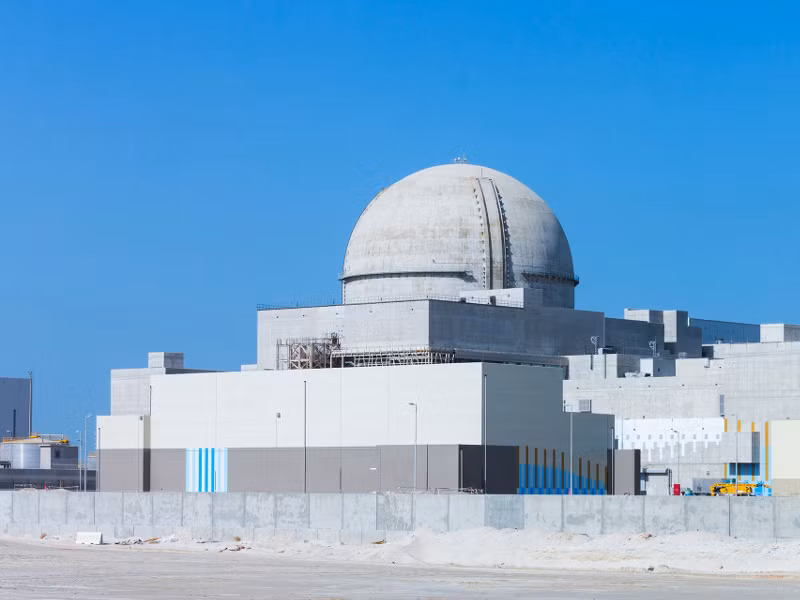 Hoàng Thái tử Abu Dhabi, Sheikh Mohammed bin Zayed Al-Nahyan cũng ca ngợi sự kiện nhà máy điện hạt nhân Barakah bắt đầu các hoạt động thương mại là một dấu mốc lịch sử của UAE.