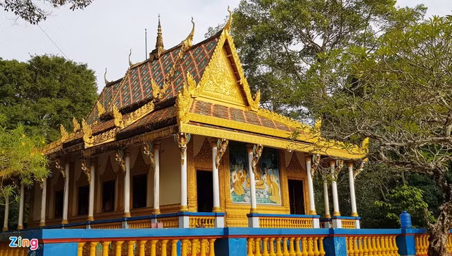 Chùa Dơi nằm cách trung tâm thành phố Sóc Trăng khoảng 2 km. Đây là ngôi chùa cổ có kiến trúc đặc sắc ở Sóc Trăng, được xây dựng từ 400 năm trước, hiện lưu giữ khá nhiều báu vật quý. Ngày 12/2/1999, Bộ Văn hóa Thông tin (Nay là Bộ Văn hóa - Thể thao - Du lịch) đã ra Quyết định số 05/1999/QĐ-BVHTT công nhận Chùa Dơi là di tích nghệ thuật cấp quốc gia.