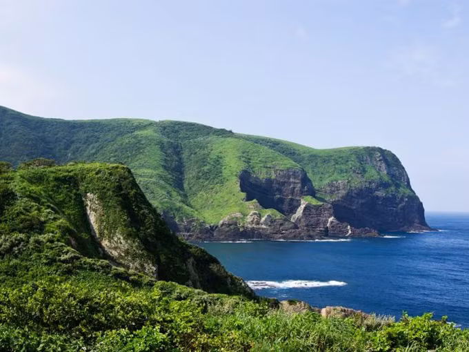 Nằm ở Tây Nam Nhật Bản, hòn đảo cấm phụ nữ đặt chân đến được nhiều người biết là Okinoshima. Trong suốt hàng trăm năm qua, chỉ có đàn ông lui tới hòn đảo này.