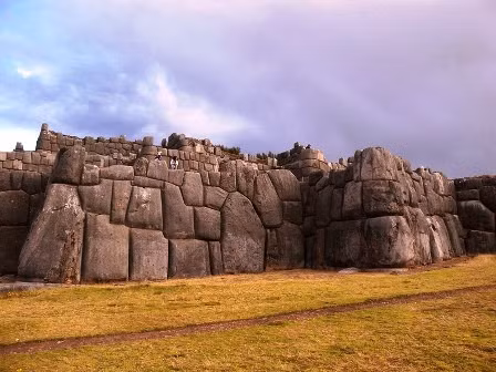Các tảng đá được người Inca xếp chồng lên nhau mà không cần trát vữa. Ngay cả một tờ giấy mỏng cũng không thể lọt qua giữa những tảng đá.