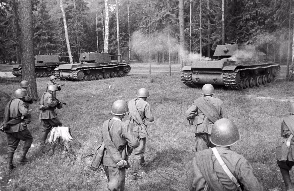 Đức quốc xã bất ngờ tấn công xâm lược Liên Xô vào tháng 6/1941. Ngay sau đó, quân và dân liên Xô tiến hành công cuộc bảo vệ đất nước, đánh đuổi quân xâm lược.