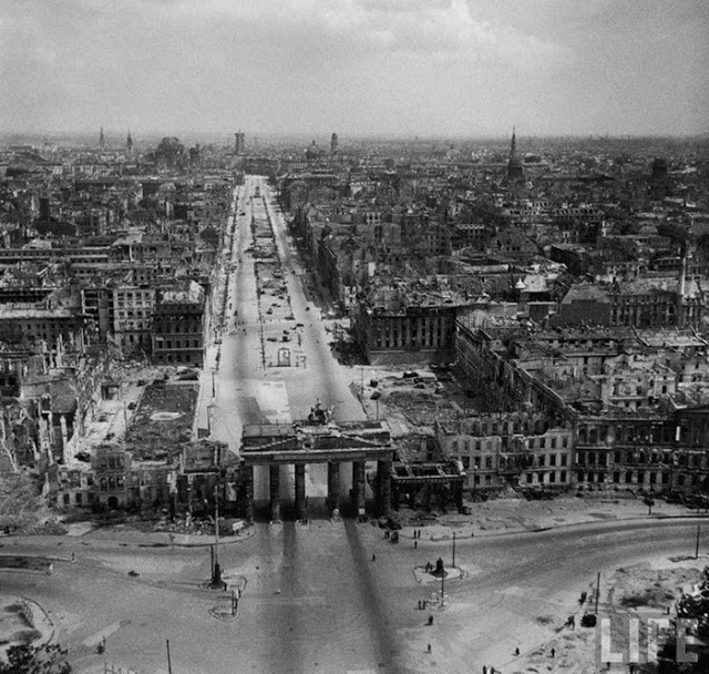 Nhìn từ trên cao, một góc thành phố Berlin hoang tàn, u ám giống như khung cảnh trong một bộ phim về tận thế.