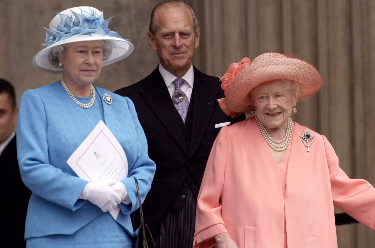 Đến năm 2001, thái hậu Elizabeth Bowles-Lyon chứng kiến con gái Margaret qua đời. Một năm sau, mẹ của Nữ hoàng Elizabeth II qua đời trong lúc đang ngủ.