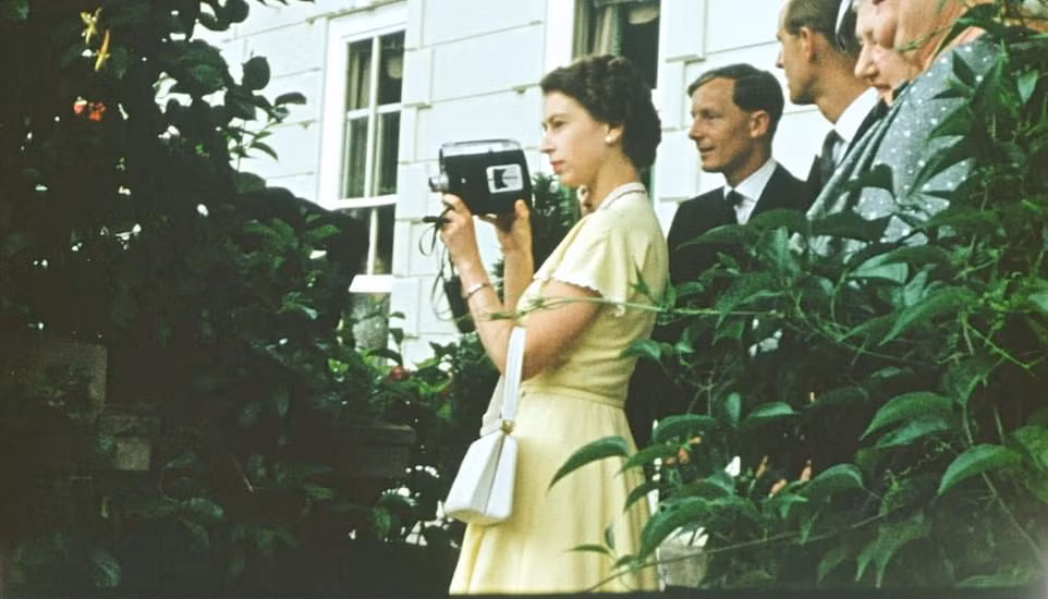 Với sở thích chụp ảnh, Nữ hoàng Elizabeth II sử dụng máy ảnh cá nhân chụp những khoảnh khắc thú vị khi đến thăm New Zealand năm 1953.