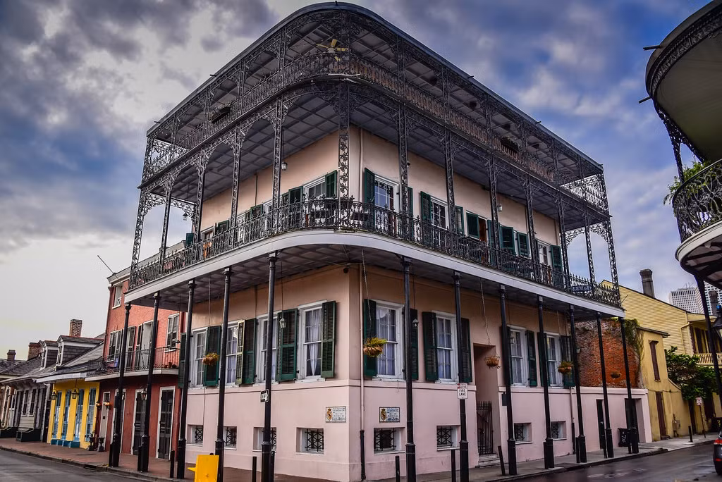  Ngôi nhà 716 Dauphine St: Ngôi nhà số 716 Dauphine St, tiểu bang Louisiana, mang vẻ đẹp cổ điển của Pháp. Vào những năm 1800, nơi cư trú này thuộc về một người đàn ông giàu có với lối sống đồi trụy, nhiều vợ con, thiên hướng tiệc tùng, dùng thuốc phiện và thích tra tấn. Một sát thủ vô danh đã chôn sống anh ta và chém các thành viên trong gia đình thành từng mảnh. Ngày nay, ngôi nhà được cho là địa điểm ám ảnh bởi những tiếng động bất thường, nền nhạc lớn... Ảnh: Flickr.