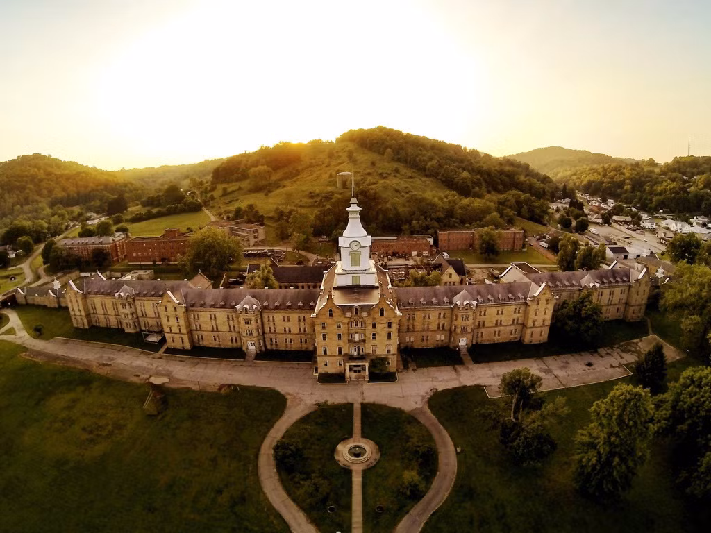  Bệnh viện tâm thần Trans-Allegheny Lunatic Asylum: Bệnh viện tâm thần Trans-Allegheny Lunatic Asylum là nhà của hàng nghìn người mắc bệnh tâm thần từ năm 1864. Hàng trăm người đã chết trước khi cơ sở đóng cửa vào năm 1994. Các linh hồn được cho là đã ám ảnh địa điểm này trong thời kỳ nội chiến, khi căn cứ tị nạn phục vụ như một đồn quân sự. Ảnh: Vice.