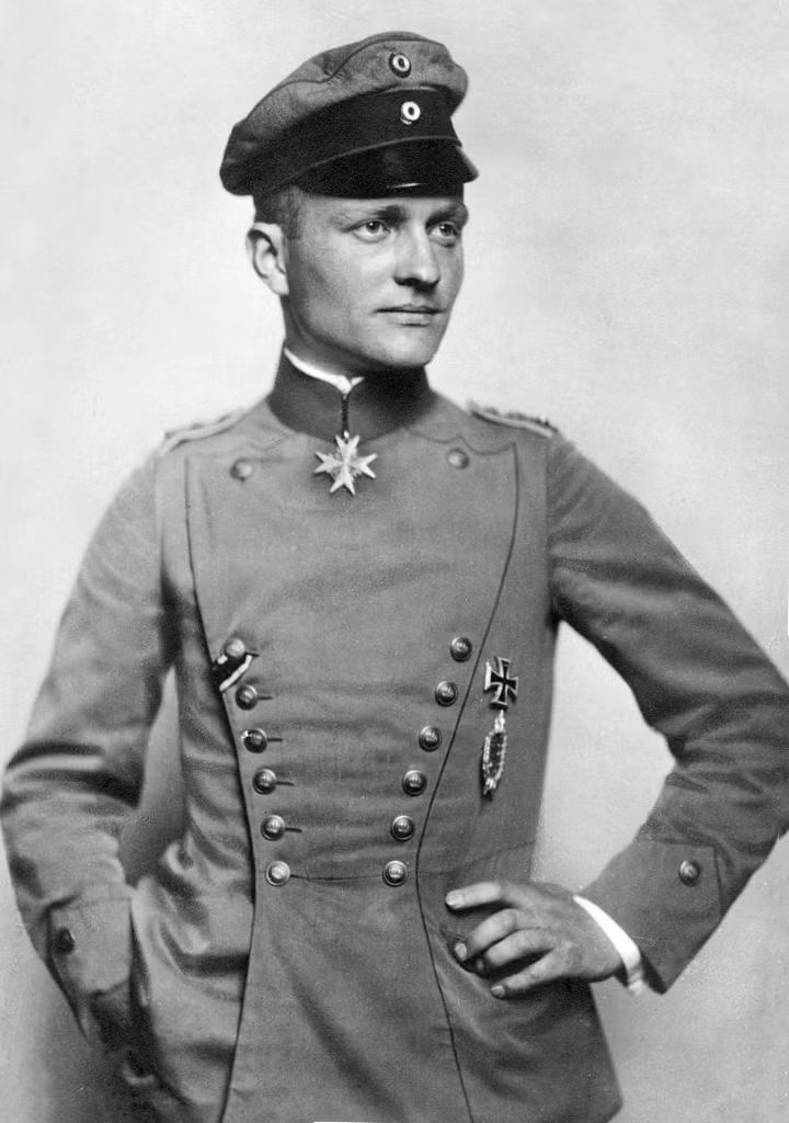 Năm 11 tuổi, phi công Richthofen theo học ở trường quân sự. Về sau, ông theo học Học viện Quân sự Hoàng gia Đức.