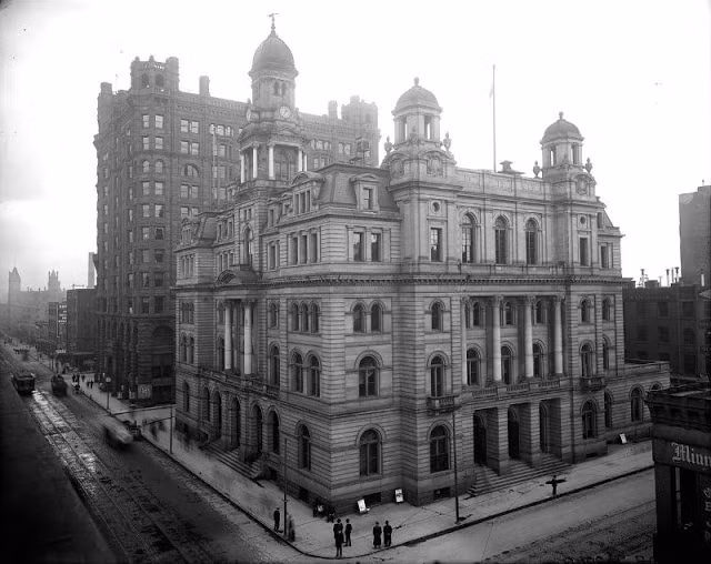 Nhiều người ra vào tòa nhà bưu điện ở thành phố Minneapolis, tiểu bang Minnesota năm 1908.