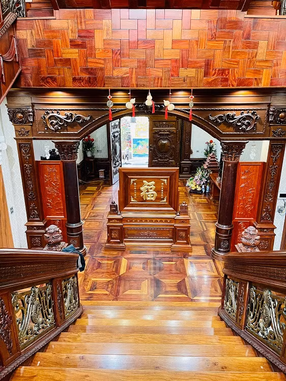 Giữa phòng khách và bếp được ngăn cách với nhau bằng bức bình phong lớn, thể hiện ước muốn cầu phúc lợi cho gia đình cũng như mang lại may mắn cho khách tới chơi nhà.