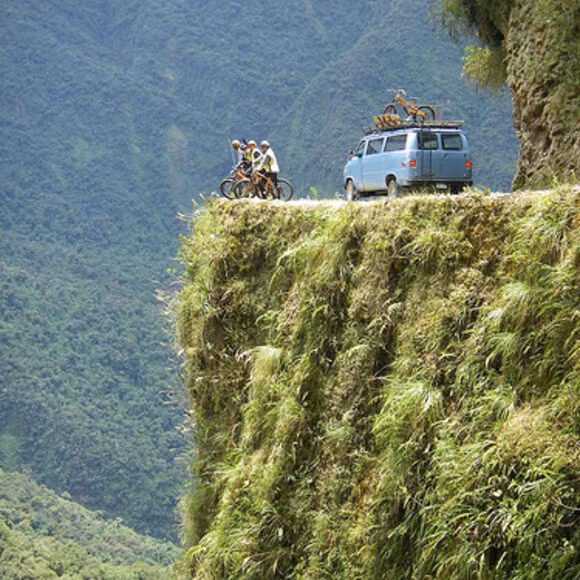 Con đường North Yungas có chiều dài khoảng 80 km nhưng có tới 200 khúc cua nguy hiểm. Vào mùa mưa, cung đường này thường xuyên bị lở đất đá.