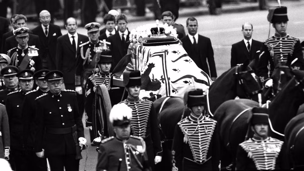 Lần gần đây nhất Hoàng gia Anh tổ chức quốc tang là vào năm 1952. Khi đó, Vua George VI (tức cha của Nữ hoàng Elizabeth II) qua đời.