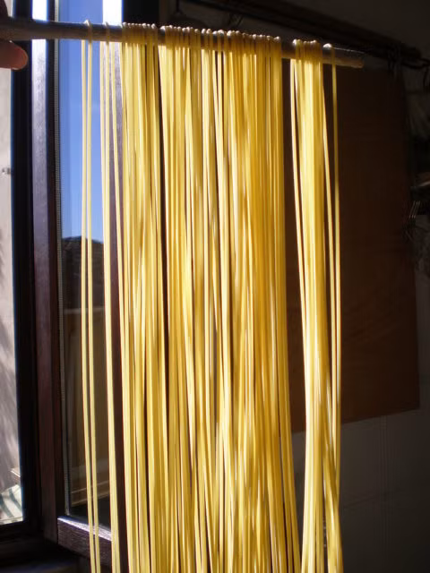 Nhiều người dân quan tâm đến tin tức trên còn xuất phát từ việc món mì spaghetti khi ấy đang là một trong những món ăn ngon khiến thực khách "phát cuồng".
