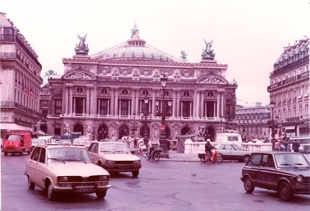 Giao thông sầm uất phía trước một nhà hát ở thủ đô Paris, Pháp.