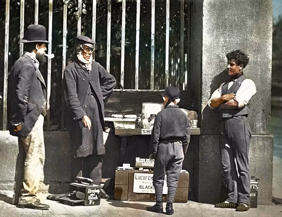 Những người đàn ông đứng trò chuyện với nhau trên hè phố. Ảnh chụp khoảng năm 1883 - 1905.