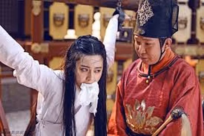 Dù có phản kháng hay tố cáo nha dịch với quan trên thì lời nói của các nữ tù nhân cũng không có tác dụng bởi những kẻ áp giải thường thông đồng với nhau, thậm chí là hối lộ cấp trên để không bị vạch tội. Vì vậy, nha dịch áp giải tù nhân đến nơi lưu đày nhận được nhiều lợi ích cho bản thân trong quá trình làm việc cho quan phủ.