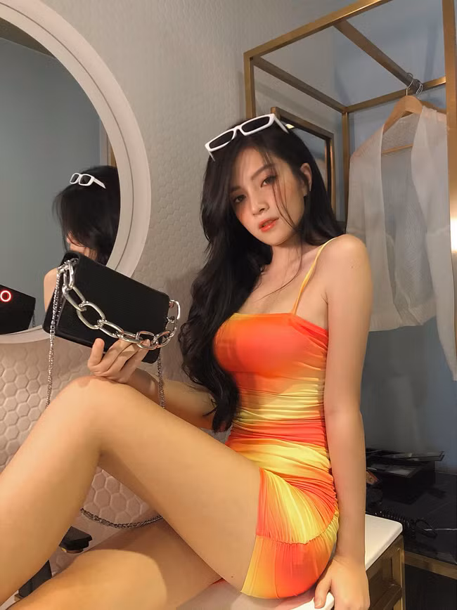 Sở hữu ngoại hình nổi bật, Thuỵ Hân được mời làm mẫu ảnh. Thuỵ Hân tiết lộ, cô có số đo ba vòng là 85-63-97. Chiều cao nổi bật (1m68) càng khiến cô nàng trở nên quyến rũ hơn.