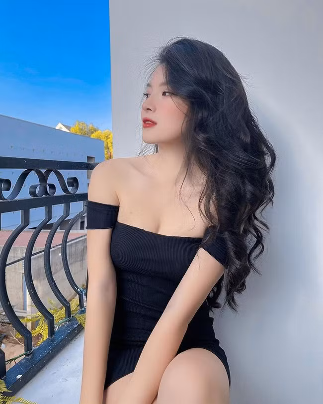 Thuỵ Hân sở hữu gương mặt khả ái.