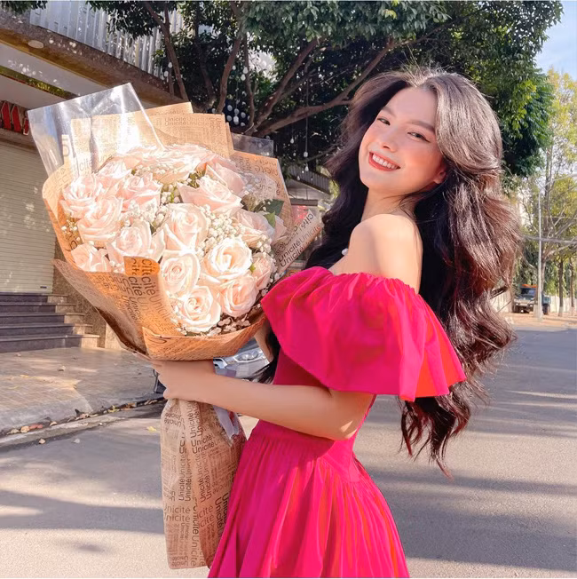 Vẻ gợi cảm hút hồn của hot girl Sài thành cũng được khen ngợi.