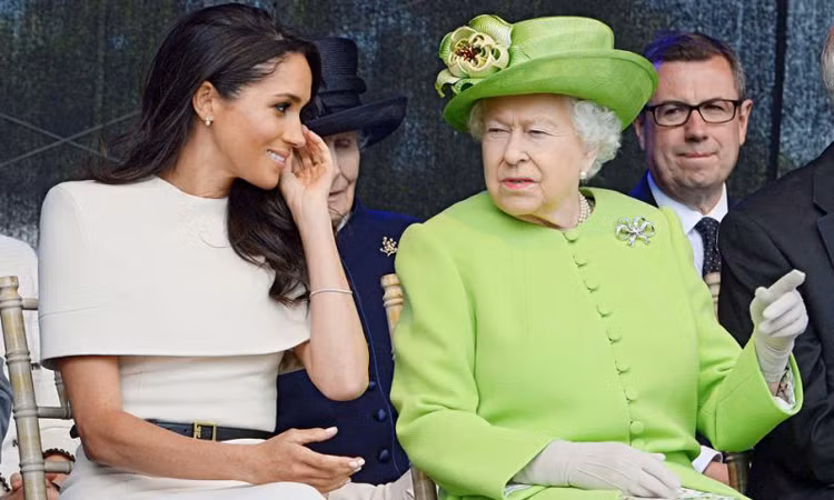 Đặc biệt, khi tháp tùng Nữ hoàng Elizabeth II tới các địa điểm công cộng, bác sĩ luôn chuẩn bị một túi máu cá nhân.