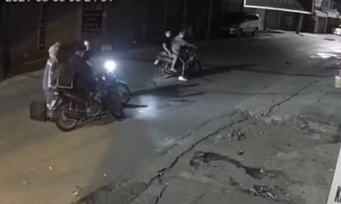 Nu lao cong bi cuop xe: Dac diem nhan dang cua nhom thanh nien