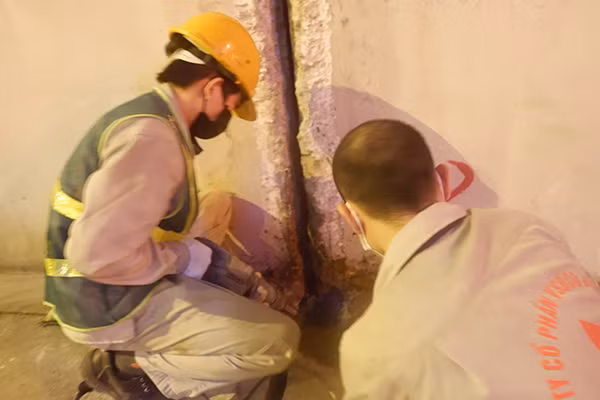 Theo Sở Giao thông vận tải Hà Nội, các nhà thầu sẽ cào bóc toàn bộ lớp bê tông nhựa mặt đường đã xuống cấp và bị ảnh hưởng của nước thấm qua khe nứt. Đồng thời, đơn vị thi công sẽ sửa chữa, xử lý vết nứt đáy hầm; sửa chữa khe co giãn và những vết nứt thành hầm; xử lý chống thấm; thảm lại bê tông nhựa, hệ thống chiếu sáng. 