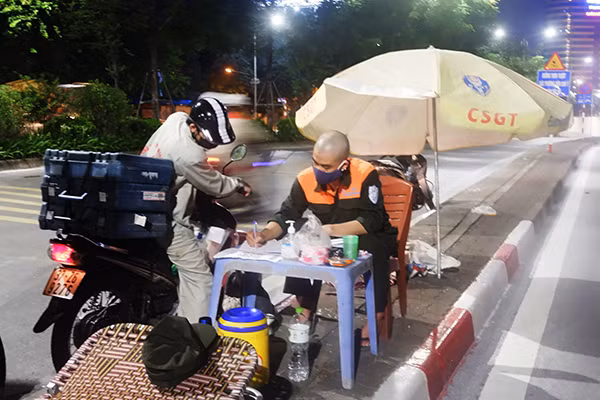 Đêm 4/8, khoảng 15 công nhân làm nhiệm vụ sửa chữa một làn đường hầm Kim Liên (hướng Đại Cồ Việt đi Xã Đàn). Các phương tiện dừng lưu thông qua hầm Kim Liên theo hướng Đại Cồ Việt đi Xã Đàn để phục vụ việc thi công, sửa chữa từ ngày 4/8 đến 14/8 (giai đoạn một). 