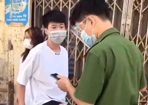 Xu phat thanh nien chui boi, xuc pham CA lam nhiem vu chong dich COVID-19