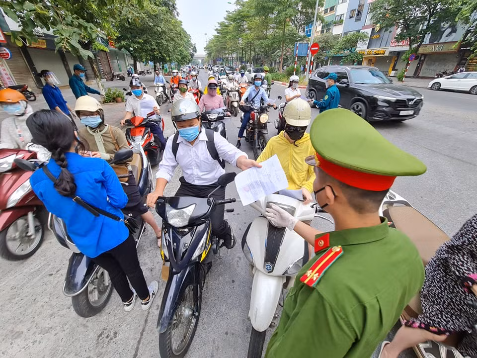 Tổ công tác tại chốt Đào Tấn (phường Ngọc Khánh) kiểm tra giấy đi đường của người dân. 
