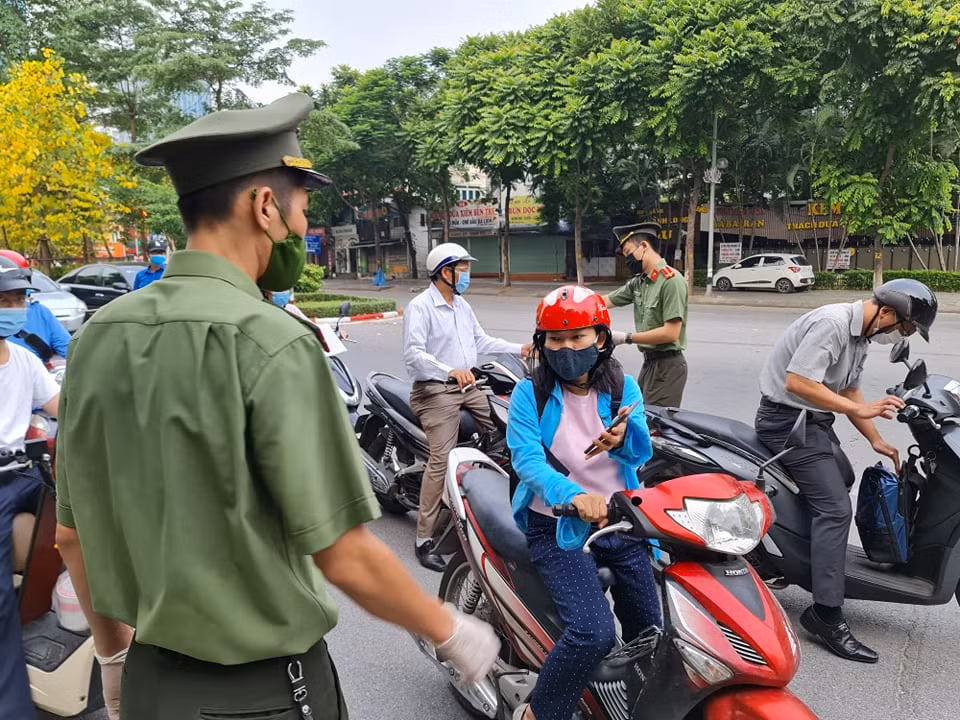 Tổ công tác kiểm tra giấy đi đường và giấy tờ tùy thân, đồng thời nhắc nhở người dân từ lần sau sẽ kiểm tra thêm lịch trực, lịch làm việc.