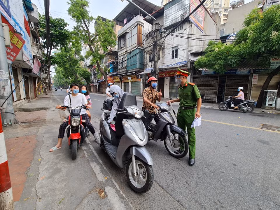 Ngoài giấy đi đường được cấp theo mẫu đã được ban hành ngày 29/7; người đi đường xuất trình kèm theo: Căn cước công dân/Chứng minh thư nhân dân, lịch trực, lịch làm việc, văn bản phân công nhiệm vụ của cơ quan, đơn vị.