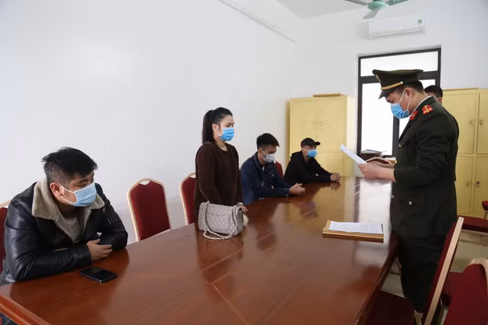  4 "dân chơi" tránh chốt phòng dịch COVID-19: Ngày 29/1, tại Chốt kiểm soát liên ngành dịch bệnh COVID-19 cầu Đá Vách thuộc địa phận thị xã Đông Triều, tỉnh Quảng Ninh, công an đã phát hiện và đưa 4 thanh niên có biểu hiện trốn kiểm tra tại chốt kiểm soát để đi sang thị xã Kinh Môn (Hải Dương). Ngày 31/1, Công an thị xã Đông Triều đã xử phạt 4 người này với tổng số tiền 100 triệu đồng.