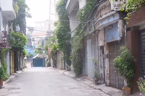 UBND phường Thanh Lương cho biết, đối với rác thải sinh hoạt, yêu cầu các hộ để vào túi nilon (riêng lúi nilon đối với rác thải y tế), buộc chặt miệng túi, thực hiện đổ rác vào thùng hoặc xe rác vào 16h30 hằng ngày để nhân viên thu gom rác xử lý, tuyệt đối không vút rác bừa bãi gây ô nhiễm môi trường, phát sinh dịch bệnh.