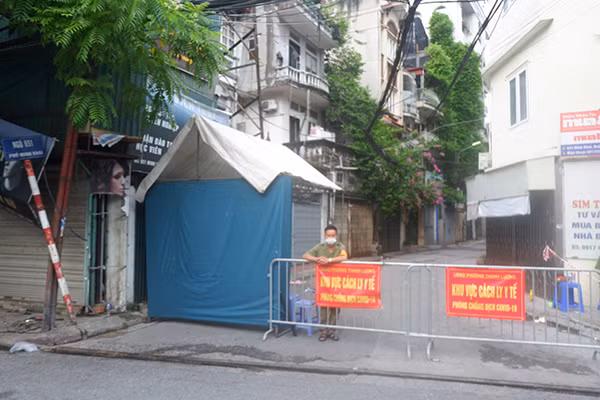 Can canh noi phong toa lien quan 21 ca mac COVID-19 o Ha Noi