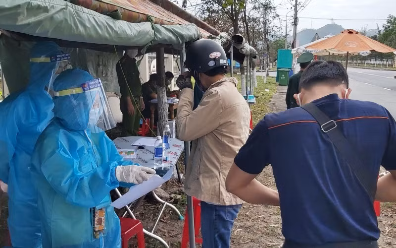 Che giấu, không khai báo y tế, khai báo không kịp thời hoặc khai báo gian dối, không trung thực hiện trạng bệnh truyền nhiễm của bản thân hoặc người khác mắc COVID-19, làm lây lan dịch COVID-19 mức phạt từ 10-20 triệu đồng. (Ảnh minh họa) 