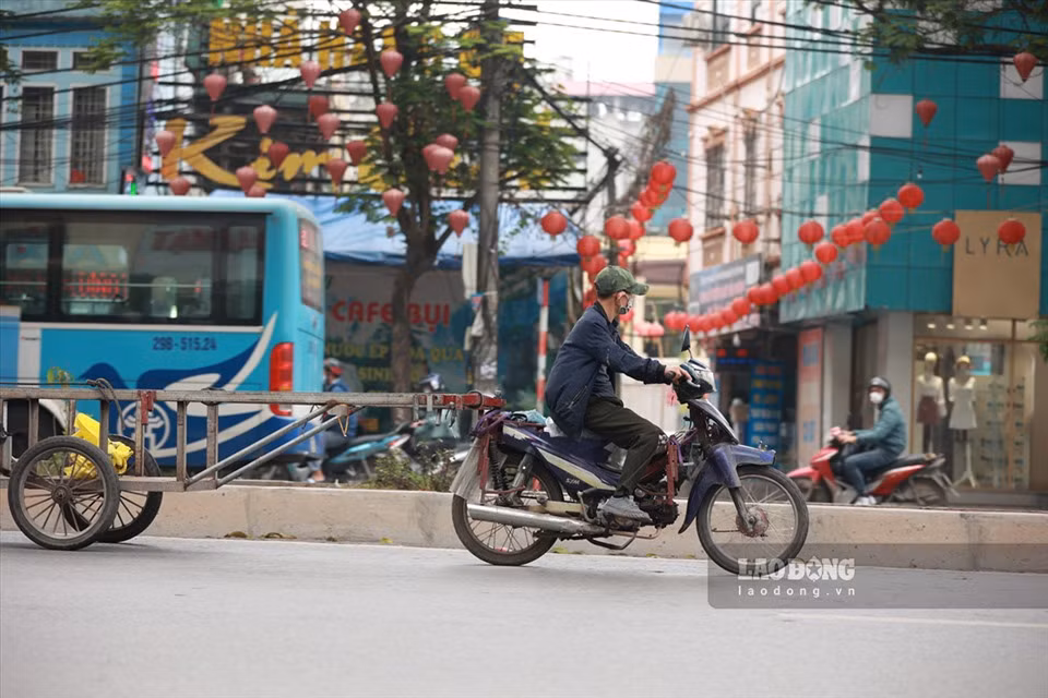 Theo thống kê, hiện Hà Nội có hơn 5,7 triệu xe máy (trong đó có khoảng 2.5 triệu xe máy cũ đăng ký trước năm 2000) và trên 730.000 ô tô, chưa tính nhiều phương tiện từ ngoại tỉnh thường xuyên tham gia giao thông trên địa bàn. (Ảnh: Lao Động)