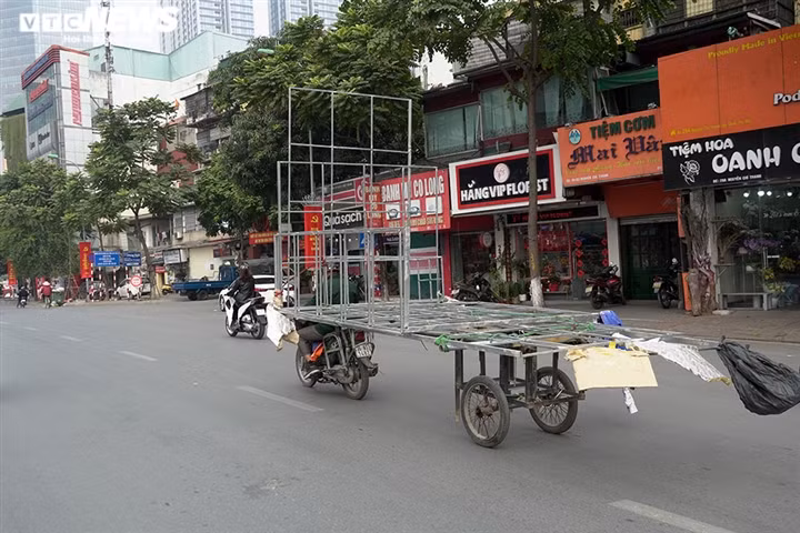 Tại các tuyến phố ở Hà Nội, quá dễ để bắt gặp hình ảnh những chiếc xe ba gác, xích lô được kéo bởi xe cũ nát. (Ảnh: VTC News)