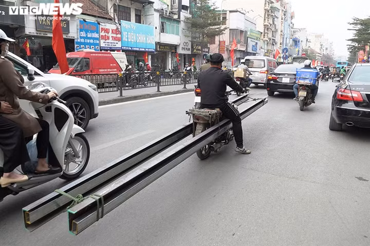 Ngoài không đảm bảo về môi trường, xả thải... các xe cũ nát được dùng để chở hàng cồng kềnh vi phạm quy định giao thông. (Ảnh: VTC News)